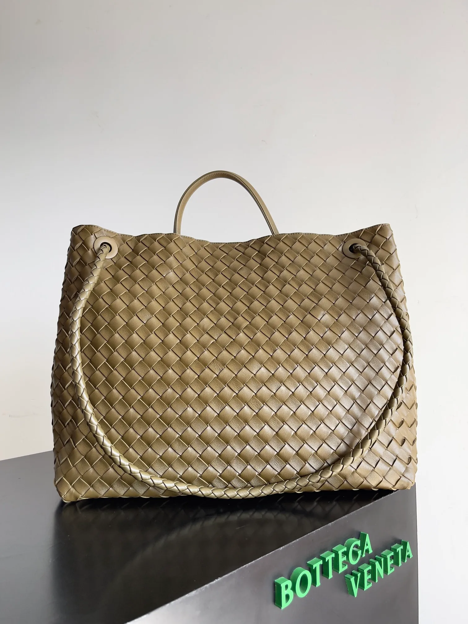 Batch 3760 Recently, the same style of bag that celebrities love is both high-end and practical. Michelle Yeoh, Kim Namjoon, Jing Boran, Tong Liya, Sun Qian, Wu Qianyu, Du Juan, Ma Yili and Bai Baihe are all carrying Bottega Veneta summer series Andiamo handbags. Andiamo has a simple structure and rounded lines. The whole piece is made of Nappa leather. It is comfortable, soft and dynamic. It adds interest to daily life and can be easily matched with various styles. Andiamo handbags are available in three sizes: small, medium and large. There are many colors to choose from, which can meet different needs. You can really carry it whether it is daily or attending events. Style number: 743575 Size: 45*22*34 including handle height 44cm